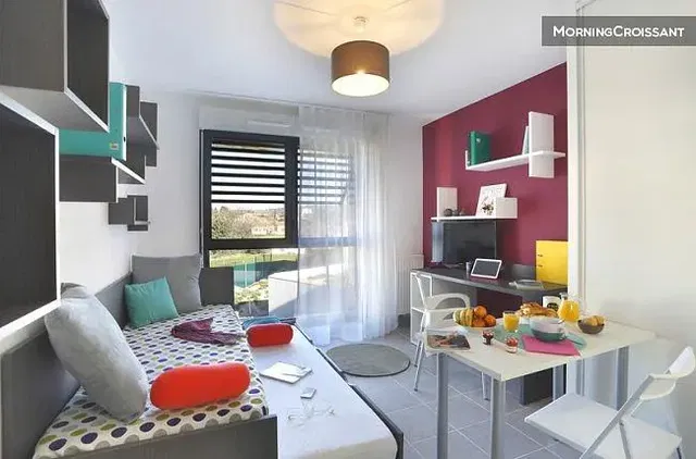 Spálňa; prirodzené svetlo, moderný štýl, dlažba