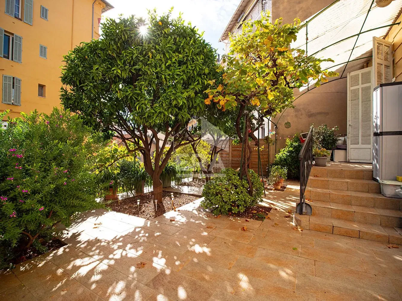 Kuća i okolina; prirodno svjetlo, pločice