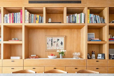 Obývací pokoj; dřevěná podlaha, moderní styl, přirozené světlo