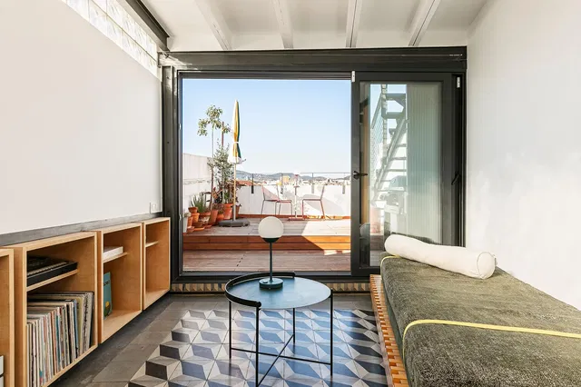 Dormitorio; vista, suelo de baldosas, luz natural, estilo moderno