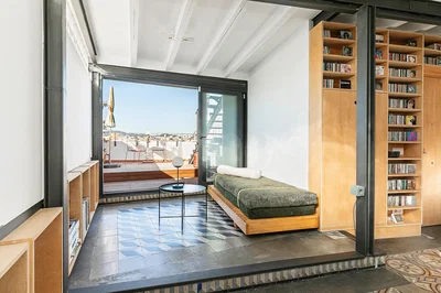 Yatak odası; manzara, ahşap zemin, fayans zemin, doğal ışık, modern stil