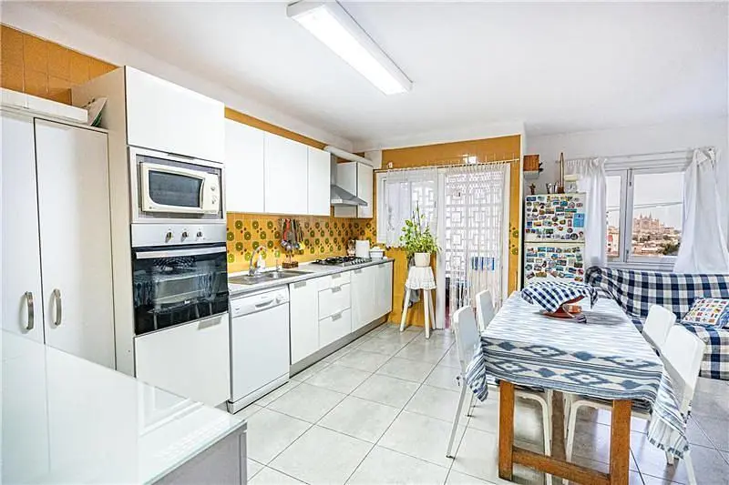 Mutfak; mutfak aletleri, doğal ışık, modern stil