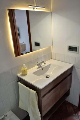 Badkamer; tegelvloer, gerenoveerd, natuurlijk licht