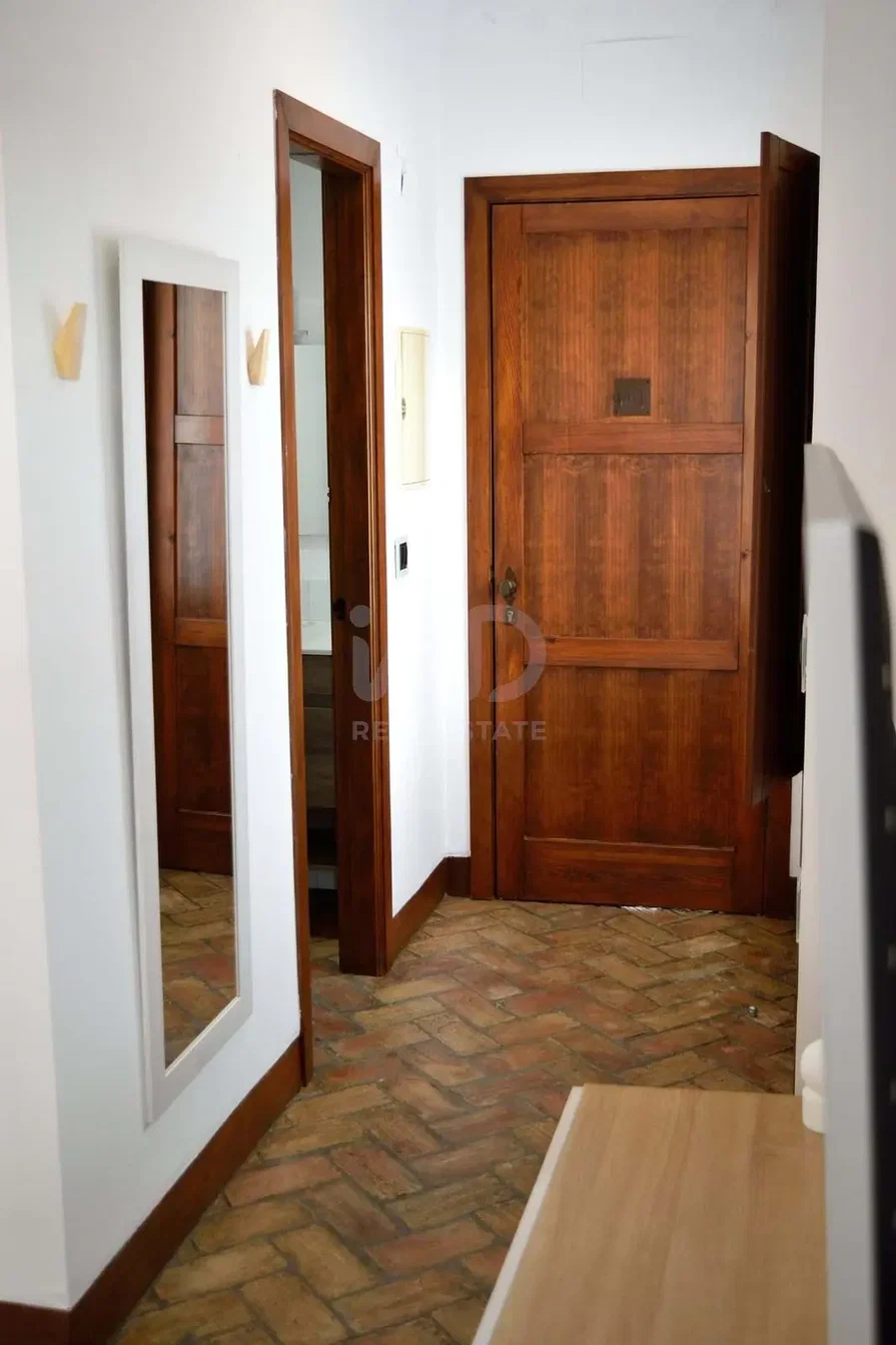 Garderobe; houten vloer, tegelvloer