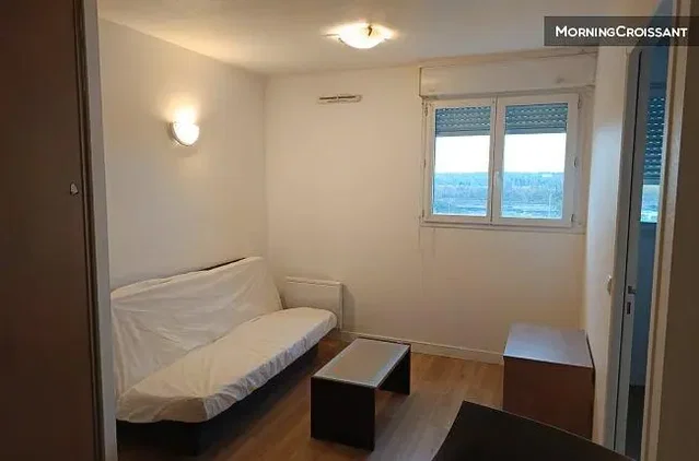 Obývačka; prirodzené svetlo, drevená podlaha