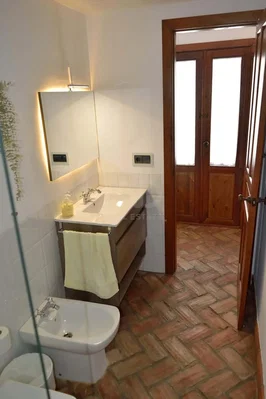 Toilet; tegelvloer, natuurlijk licht