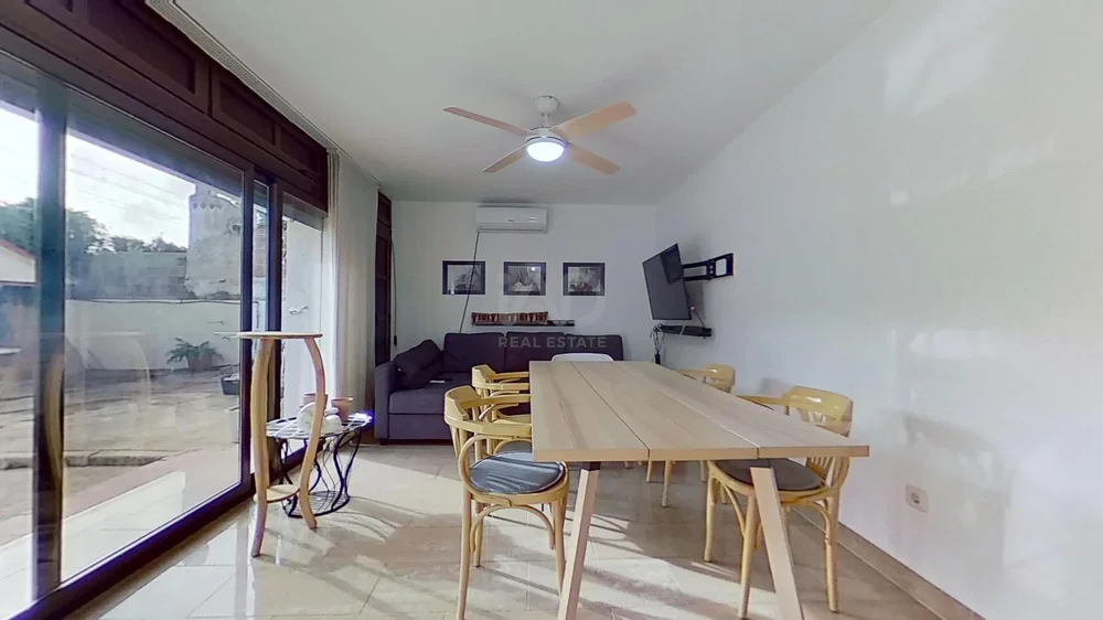 Oturma odası; fayans zemin, doğal ışık