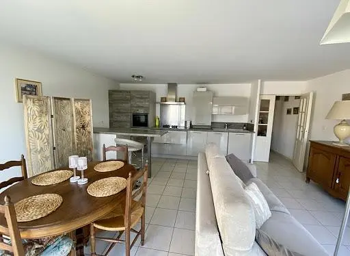 Salon; carrelage, électroménager, lumière naturelle