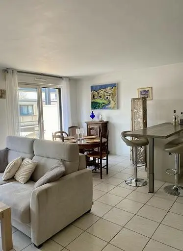 Salon; carrelage, lumière naturelle