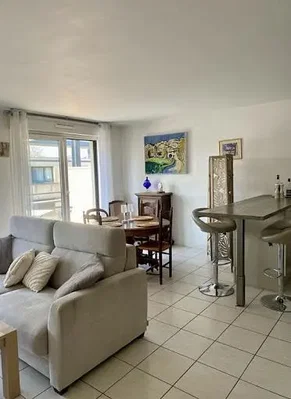 Salon; carrelage, lumière naturelle