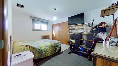 Yatak odası; doğal ışık, ahşap zemin