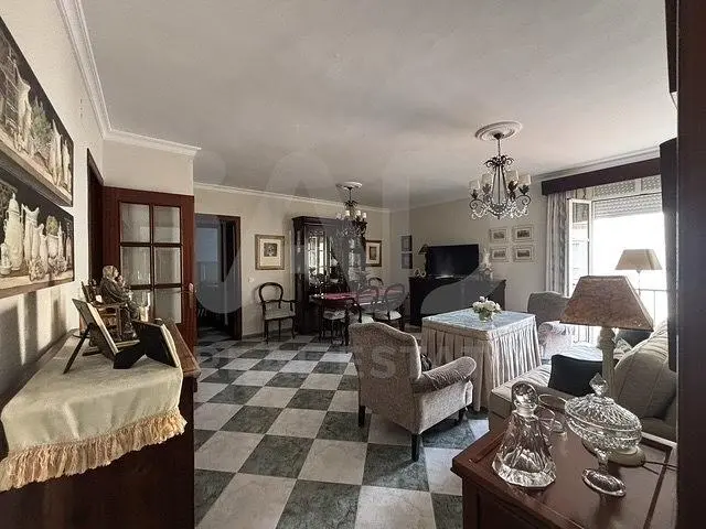 Woonkamer; rustieke stijl, hoge plafonds, natuurlijk licht, houten vloer