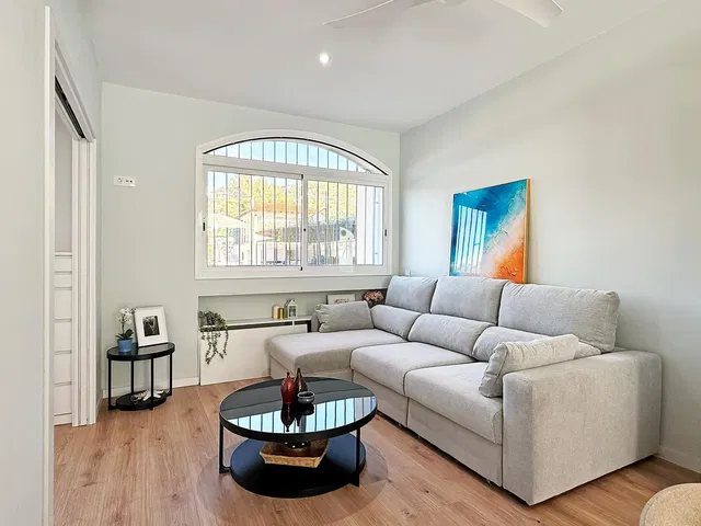 Хол; естествена светлина, модерен стил, дървен под