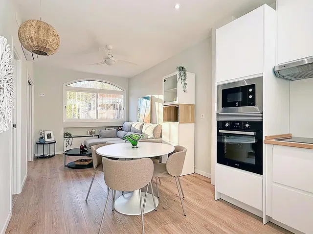 Хол; кухненски уреди, естествена светлина, модерен стил