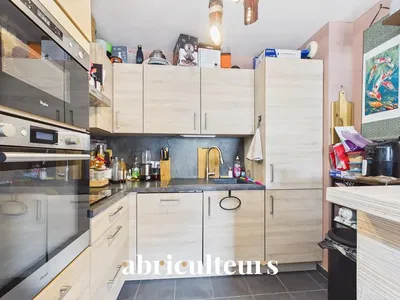 Кухиња; кухињски апарати, плочице, реновиран, природно светло, модерни стил