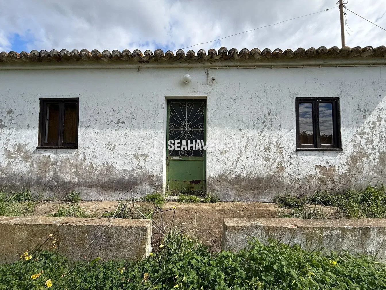 Dům a okolí; nutná rekonstrukce