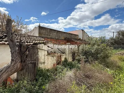 Dům a okolí; nutná rekonstrukce