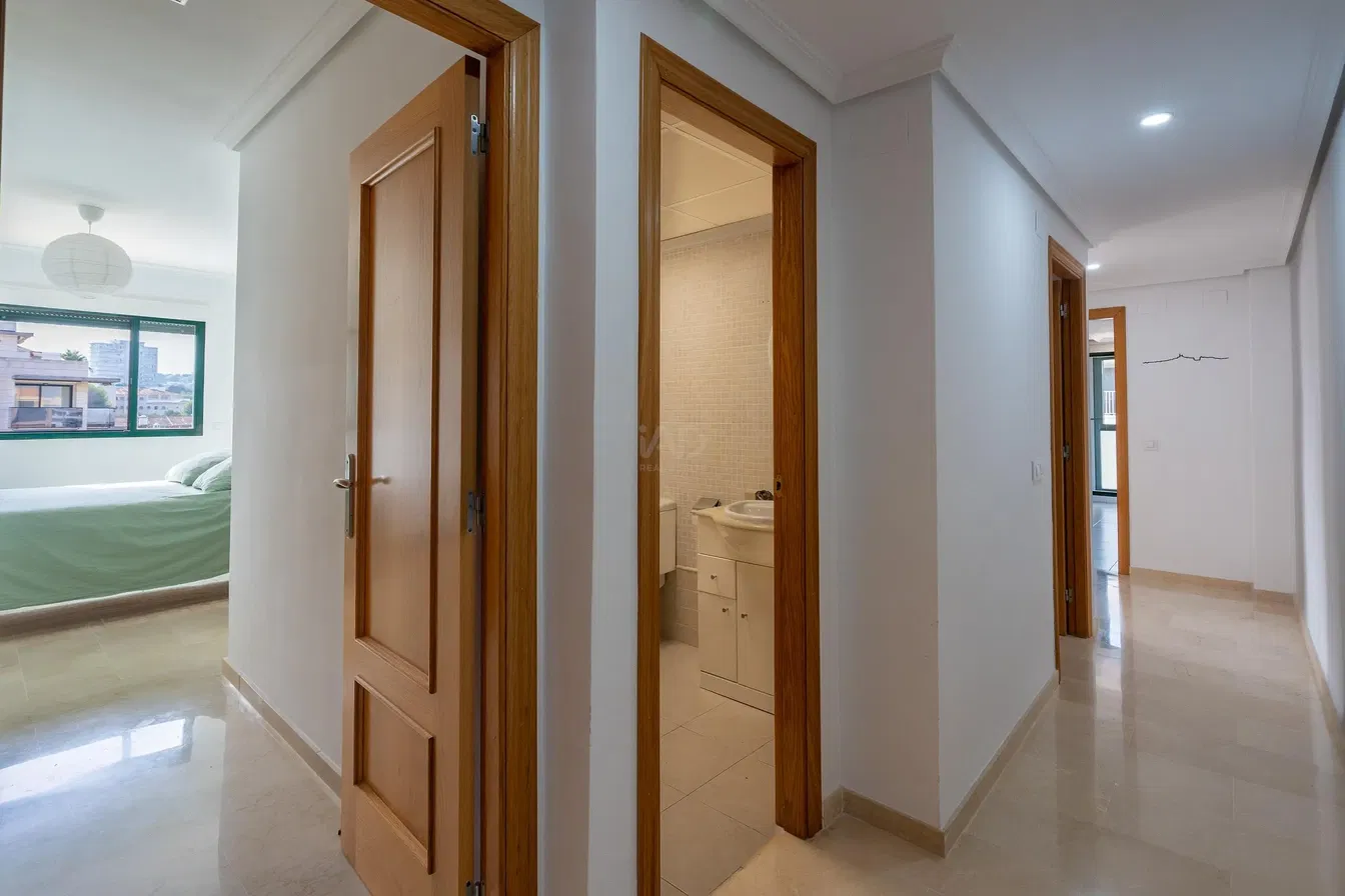 Spavaća soba; prirodna svjetlost, pločice