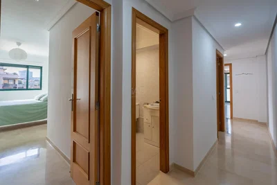 Spavaća soba; prirodna svjetlost, pločice