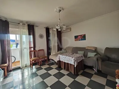 Oturma odası; fayans zemin, doğal ışık