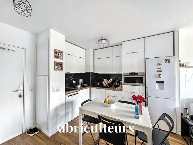 Kuchyňa; kuchynské spotrebiče, moderný štýl, prirodzené svetlo, drevená podlaha