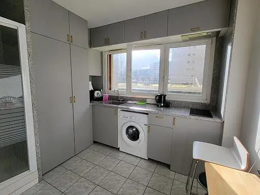 Kuchyňa; kuchynské spotrebiče, dlažba, výhľad, prirodzené svetlo