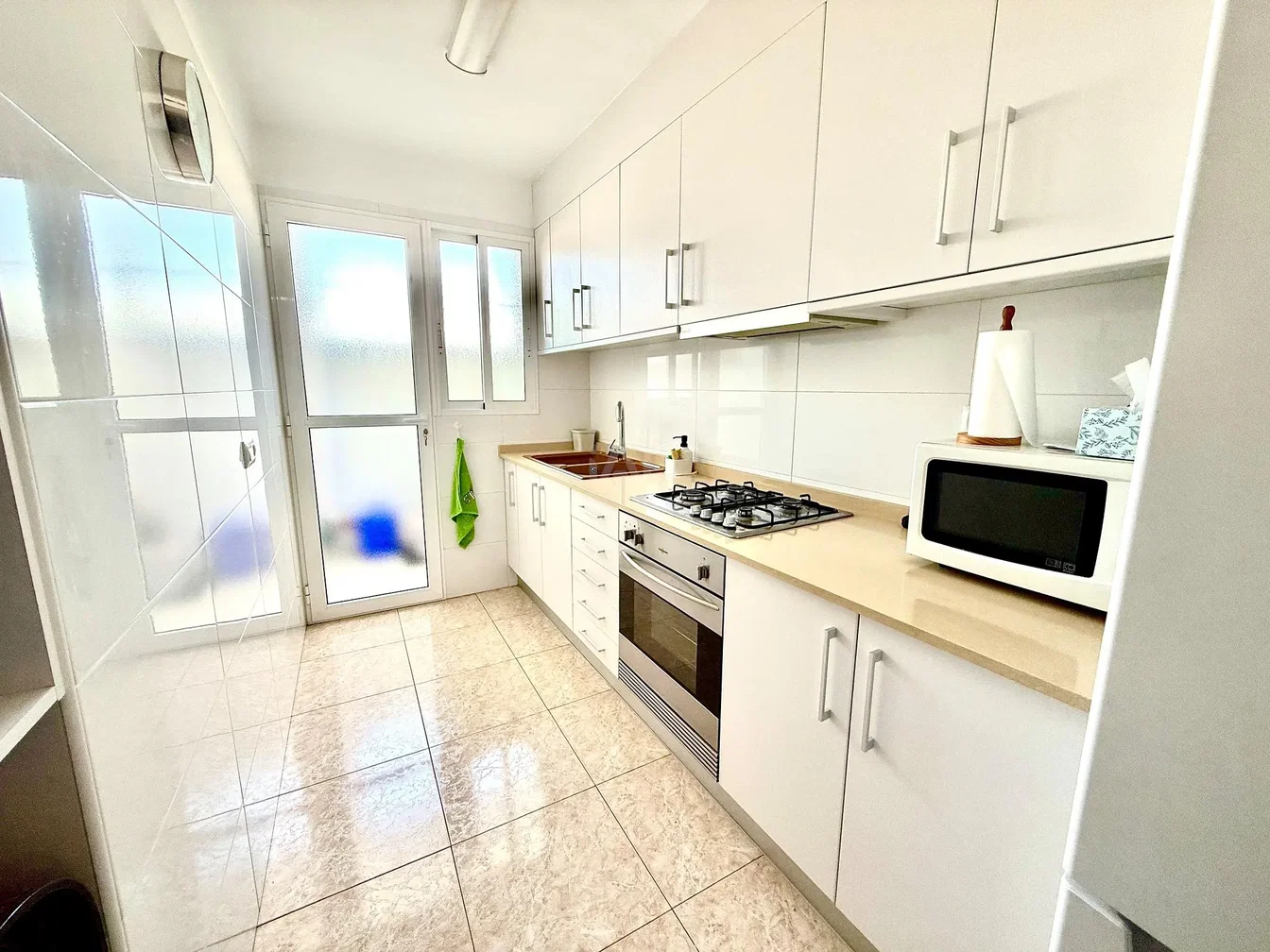 Mutfak; mutfak aletleri, fayans zemin, doğal ışık, modern stil