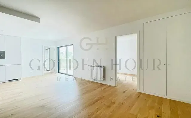 Obývačka; drevená podlaha, prirodzené svetlo, moderný štýl