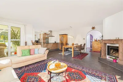 Wohnzimmer; tageslicht, kamin, rustikaler stil, holzboden