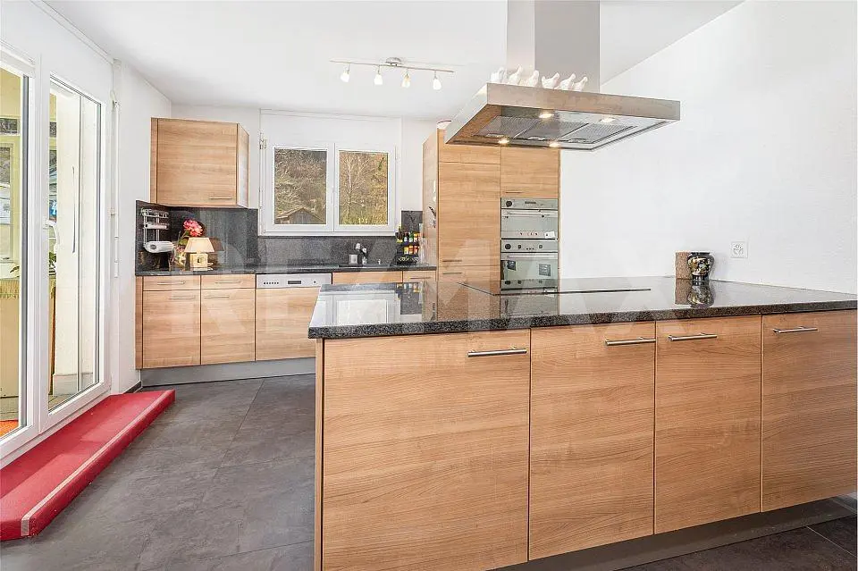 Küche; küchengeräte, fliesenboden, tageslicht, moderner stil