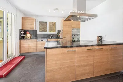 Küche; küchengeräte, fliesenboden, tageslicht, moderner stil