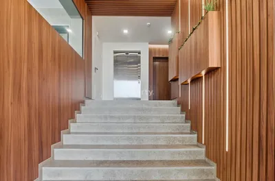 Ostatní; dřevěné trámy, dřevěná podlaha, přirozené světlo, moderní styl, po rekonstrukci