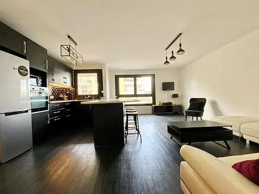 Woonkamer; keukenapparatuur, houten vloer, natuurlijk licht, moderne stijl