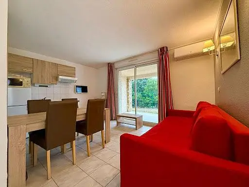 Salon; carrelage, électroménager, vue, lumière naturelle