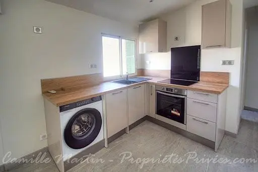 Kuchnia; sprzęt kuchenny, światło dzienne