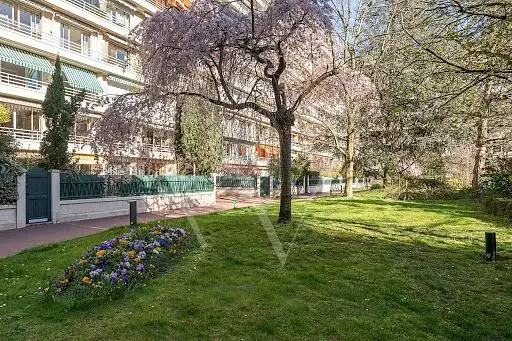 Maison et environs; vue, lumière naturelle