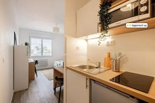 Кухня; кухненски уреди, дървен под, естествена светлина, модерен стил