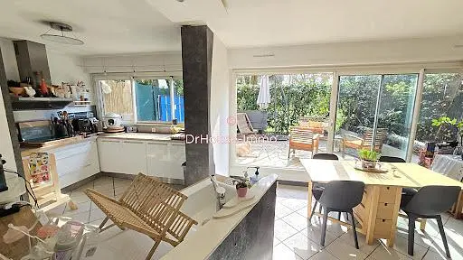 Kitchen; kitchen appliances, natural light, modern style