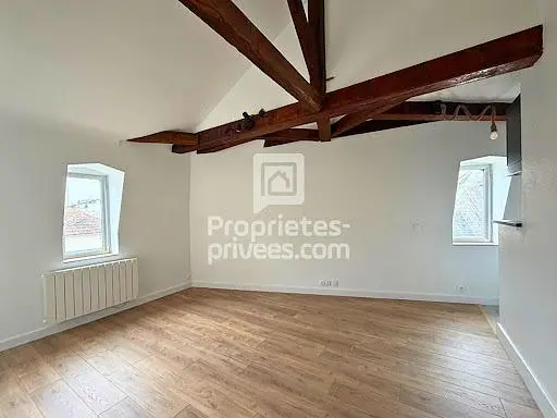 Chamber; wood beams, wood floor, natural light