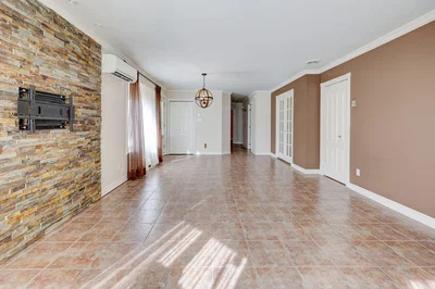 Oturma odası; fayans zemin, doğal ışık