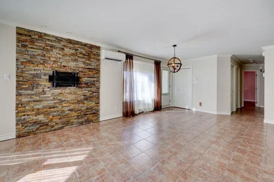 Oturma odası; fayans zemin, doğal ışık