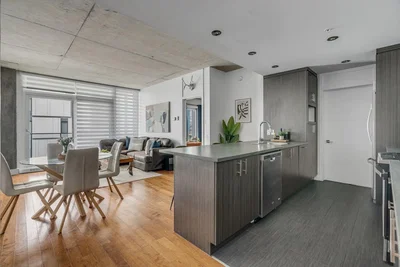 Mutfak; ahşap zemin, doğal ışık, modern stil, mutfak aletleri