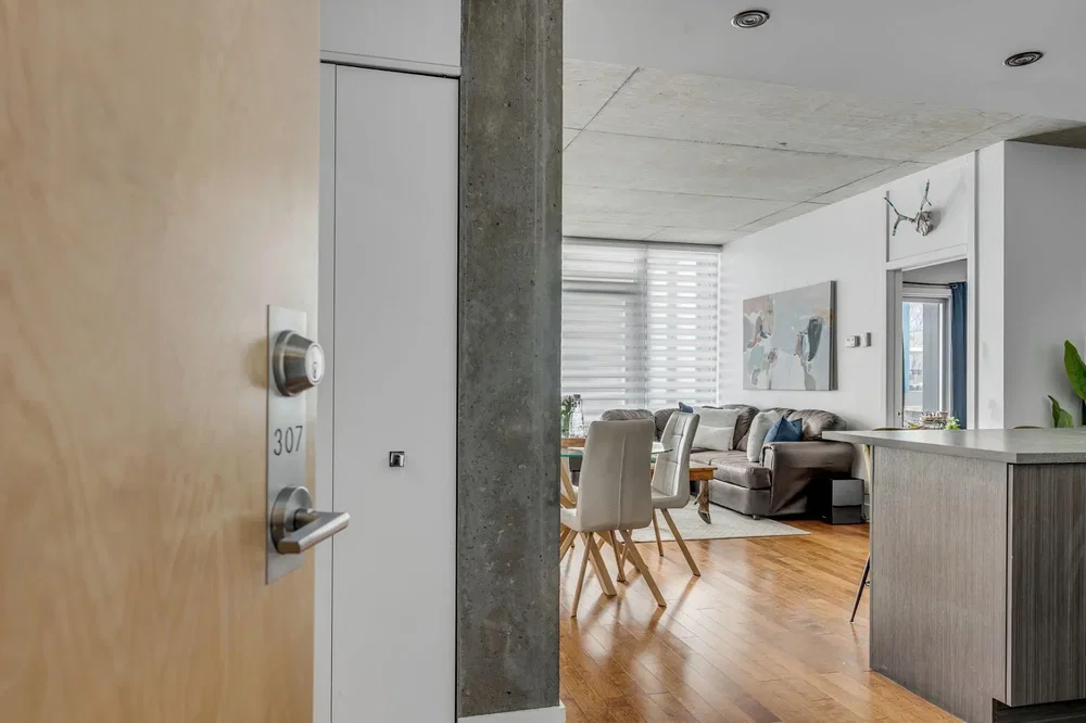 Oturma odası; ahşap zemin, doğal ışık