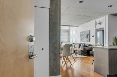 Oturma odası; ahşap zemin, doğal ışık