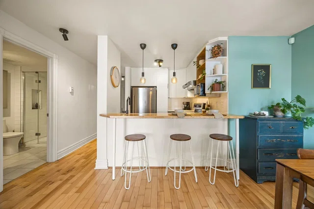 Cucina; pavimento in legno, luce naturale, stile moderno