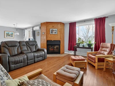 Oturma odası; şömine, ahşap zemin, doğal ışık