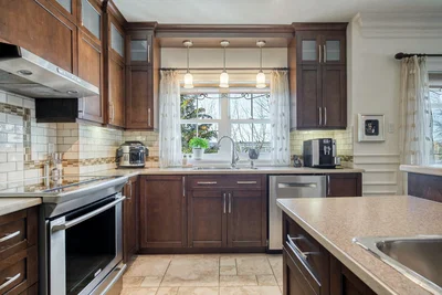 Mutfak; mutfak aletleri, fayans zemin, doğal ışık, modern stil