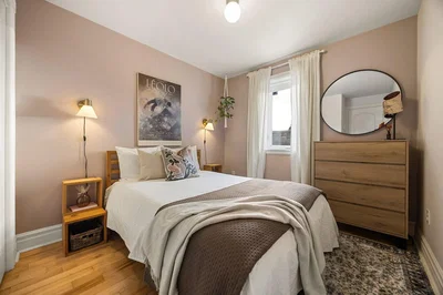 Yatak odası; ahşap zemin, doğal ışık, modern stil