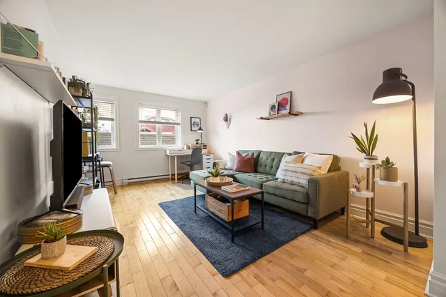 Oturma odası; doğal ışık, ahşap zemin, modern stil