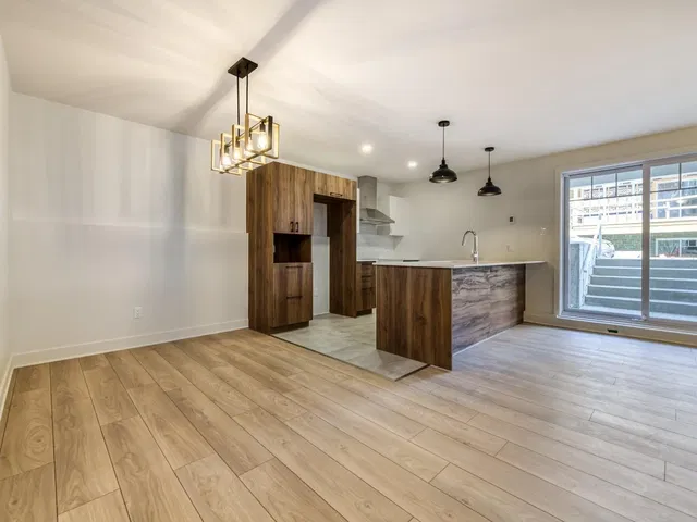 Cocina; luz natural, estilo moderno, suelo de madera